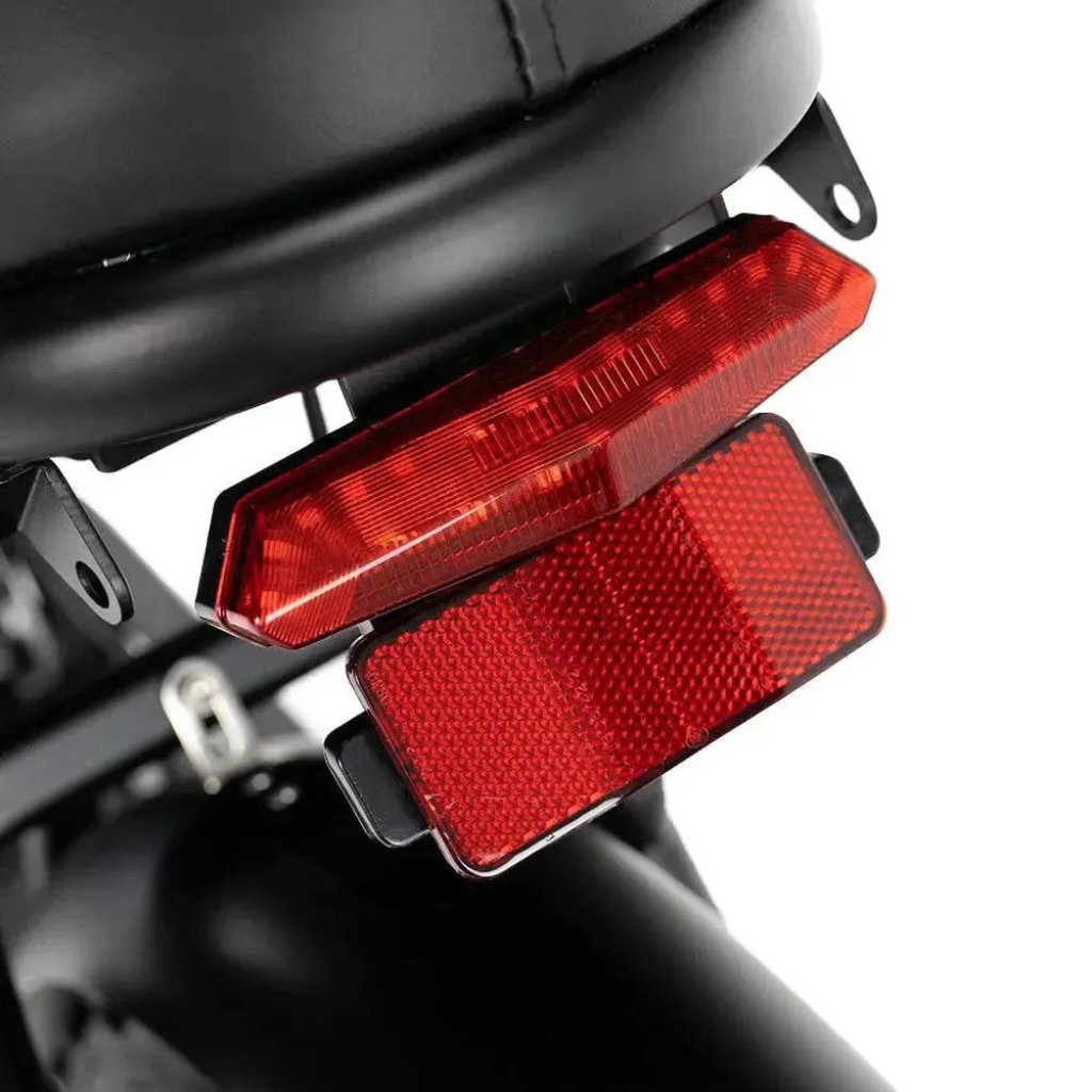 OUXI V8 - Schwarz (inkl. Fußstützen, Rücksitzbank & Alarmanlage)